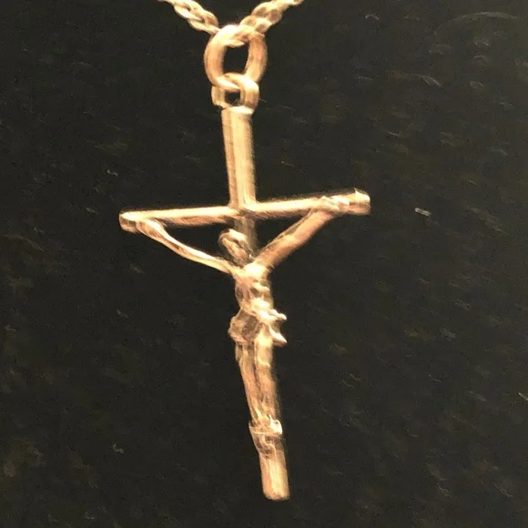 Elegant Gold Crucifix Pendant Necklace - Picture 2 of 7